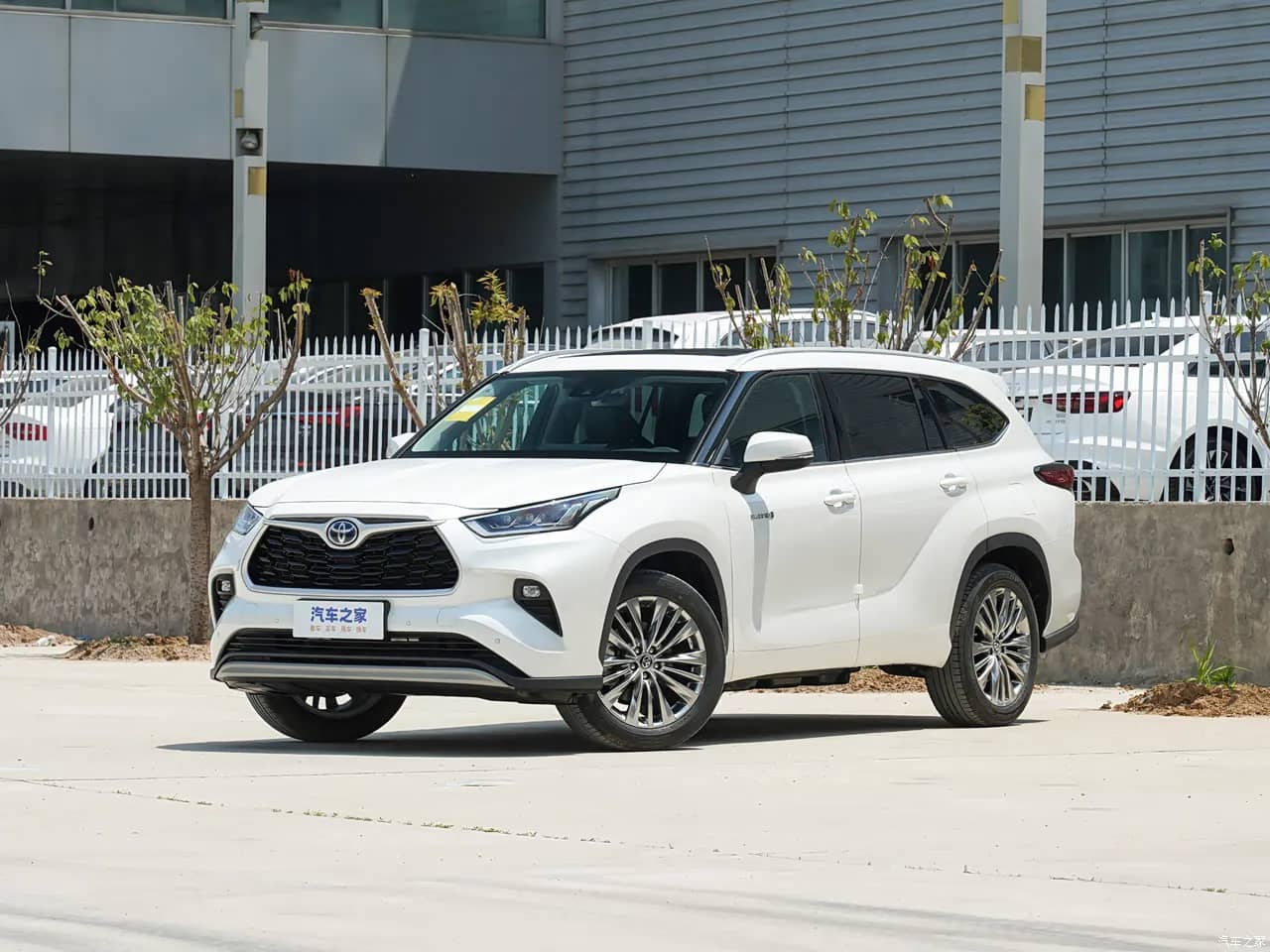 2023 Toyota Highlander — vue avant trois-quarts