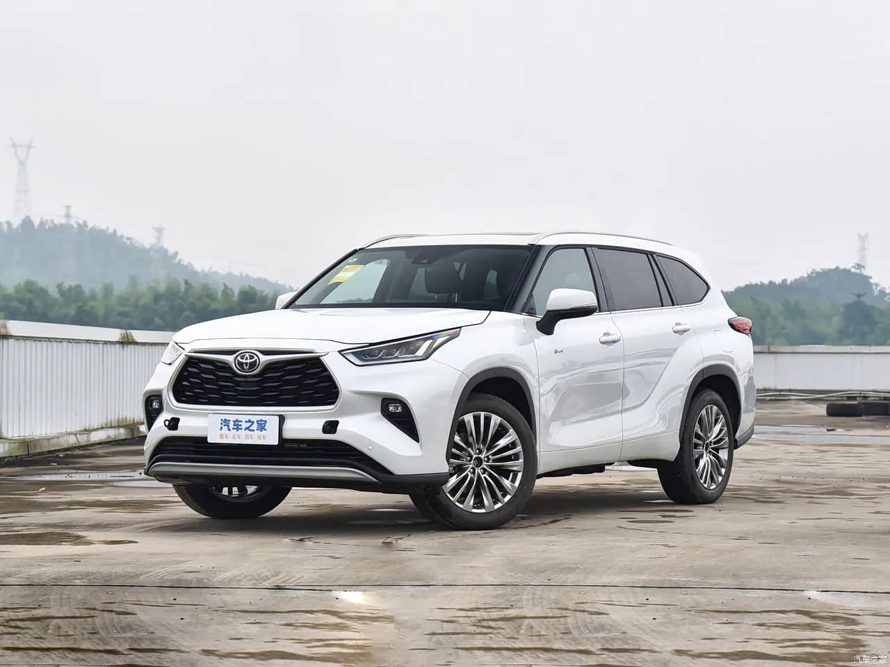 2024 Toyota Highlander — front three-quarter view