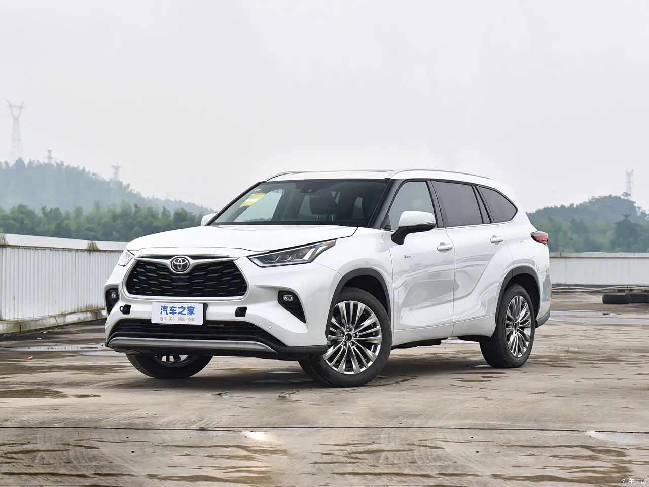 2024 Toyota Highlander in white, front three-quarter view