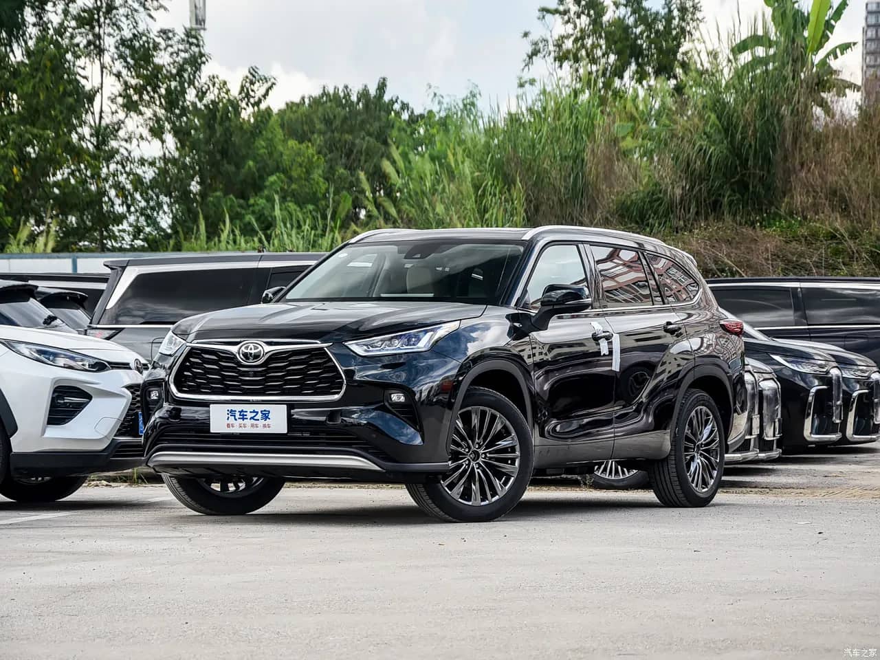 2026 Toyota Highlander in black, front three-quarter view